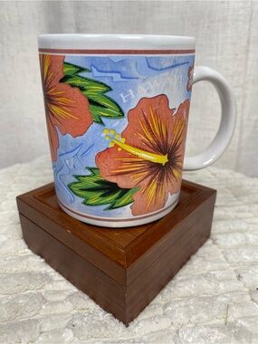 Vintage 1997 Hilo Hattie Hawaii Tropical Red Hibiscus Flower Souvenir Coffee Mu